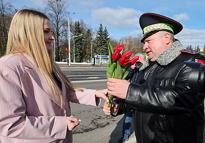 Цветы для солнечных улыбок автоледи. В Витебске стартовала областная акция ГАИ в честь Дня женщин