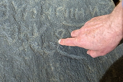 Каменный крест XVII века обнаружили в Витебском районе во время земляных работ