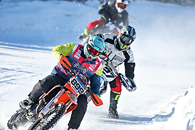 С жаждой адреналина. Белорусские гонщики покорили стихию на соревнованиях по мотоспидвею