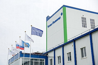Крутой ознакомился с изготовлением полимерной продукции в Пскове