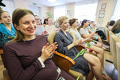 \"Сделали для семьи главный подарок\". В Витебском областном роддоме прошел праздник для мам