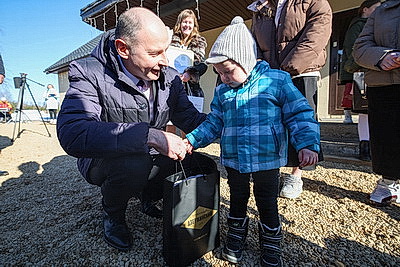 Мамина мечта исполнилась. Многодетной семье из Вилейского района подарили автомобиль