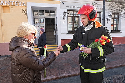 \"101 тюльпан для милых дам\". Гродненские спасатели поздравили женщин с 8 Марта