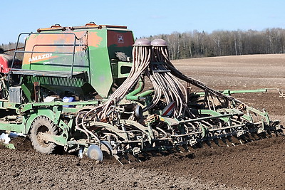 На полях Витебского района идет сев яровых культур