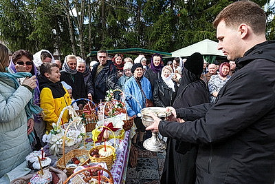 Православные верующие освящают пасхальную трапезу в храмах Беларуси