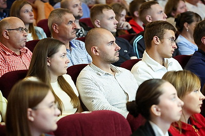 Сохранить настоящее и почаще задумываться, что ждет в будущем. Какие темы звучали на встрече Жука с кобринчанами
