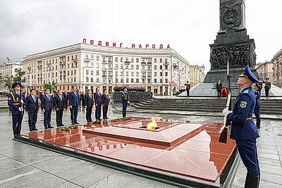 Заместитель председателя КНР возложил венок к монументу Победы в Минске