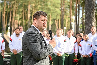 Памятник легендарному спортсмену Александру Медведю открыли на Восточном кладбище в Минске