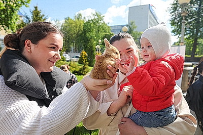 Забег в ползунках, интерактивные игры. В Витебском областном роддоме встретились его \"выпускники\"