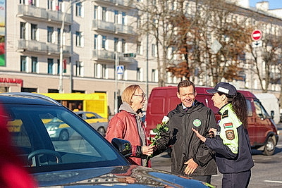 Мамы рулят: в Гомеле автоледи принимали поздравления с Днем матери