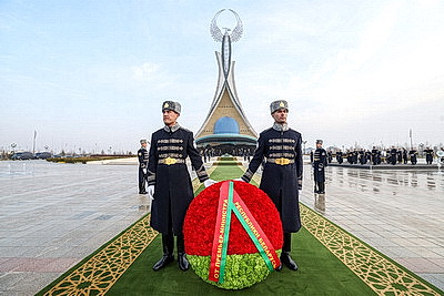 Турчин возложил венок к монументу Независимости в Ташкенте