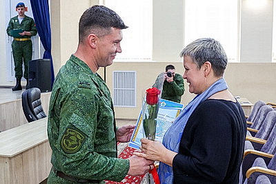 Главный подарок ко Дню матери - время с сыновьями. Солдаты-срочники 38-й бригады поздравили своих мам