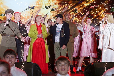 Праздничный концерт \"Дорогами Победы!\" проходит у Дворца спорта