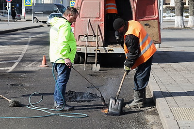 В Беларуси ведутся весенние ямочно-ремонтные работы