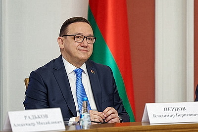 Книга \"Наш Президент\" издана на английском языке