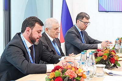 Главная тема - промышленное сотрудничество. Каранкевич встретился с руководителями делегаций регионов РФ