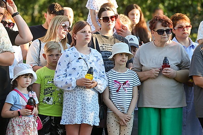 В Вертелишках прошло памятное шествие с лампадками к мемориальному комплексу \"Скорбящая мать\"