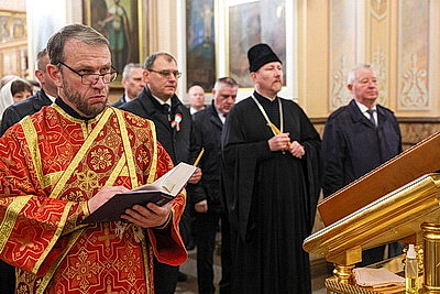 Почтить память погибших. Возложения цветов к братским могилам и мемориалам проходят в канун Дня Победы