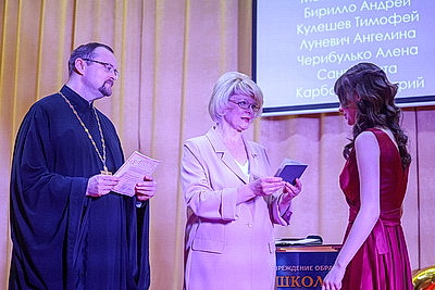 Торжественное вручение аттестатов выпускникам школ проходит в Беларуси