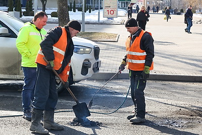 В Беларуси ведутся весенние ямочно-ремонтные работы