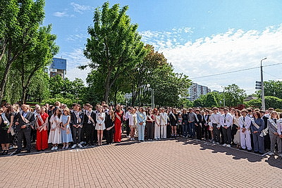Почти половина выпускников - медалисты. В Лицее БГУ прозвенел последний звонок