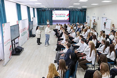 \"Единство начинается с каждого из нас\". Молодежь обсудила ценности праздника на акции \"Беларусь адзіная\"