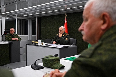 Лукашенко ознакомился с развитием и практическим использованием в войсках систем связи