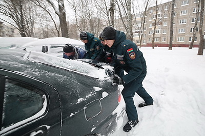 Подъезды к медучреждениям, школам, детсадам. Курсанты МЧС и военнослужащие внутренних войск помогают убирать снег