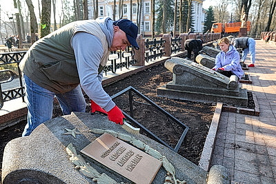 Покраска ограждений, уборка прошлогодней листвы. В Витебске прошел первый городской субботник