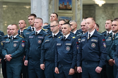 Со службы - в поля. Убиравшие урожай сотрудники МЧС посетили Дворец Независимости