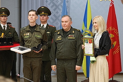 В Минске чествовали лучших военнослужащих срочной службы и их матерей