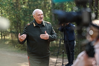 Лукашенко ознакомился с развитием и практическим использованием в войсках систем связи