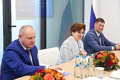Главная тема - промышленное сотрудничество. Каранкевич встретился с руководителями делегаций регионов РФ