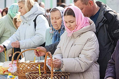 Православные верующие освящают пасхальную трапезу в храмах Беларуси