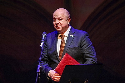 \"Ода белорусской женщине\". Со сцены Купаловского театра читают стихи на \"роднай мове\"