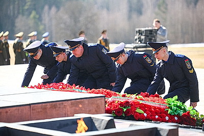 \"Пусть скорбь и печаль обернутся в мужество ваше и силу\". В Хатыни проходит всенародная вахта памяти