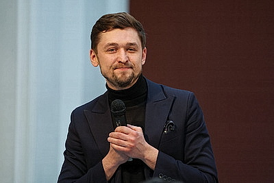 В НХМ состоялась перформанс-презентация коллекционных платков \"Все носят Царфина\"