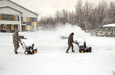 Последствия снегопада устраняют в городах Беларуси