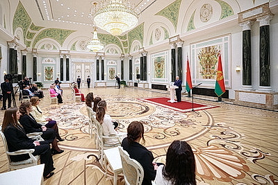 Едины в стремлении сделать страну лучше. Лукашенко в преддверии 8 Марта вручил женщинам госнаграды