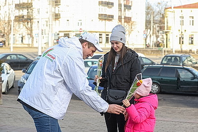 Плац-концерты, море цветов и теплых слов. В Бресте мужчины поздравили женщин
