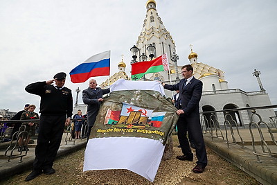 В крипту Всехсвятского храма заложили капсулы с землей и водой с мест гибели белорусов