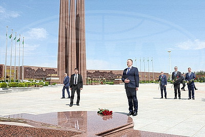 Премьер-министр Беларуси посетил мемориальный комплекс \"Народная память\" в Ашхабаде