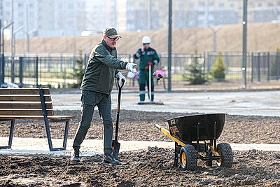 Около 800 человек присоединились к субботнику на готовящейся к сдаче больнице в Гродно