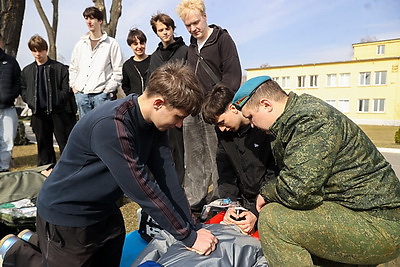 Сделать фото на фоне вертолета и в снаряжении парашютиста. Учащиеся Малоритского района побывали в 38-й бригаде