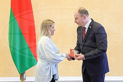 Орденом Матери наградили 42 представительниц Минской области