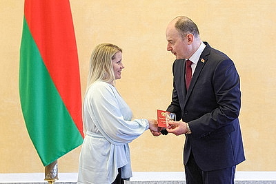 Орденом Матери наградили 42 представительниц Минской области