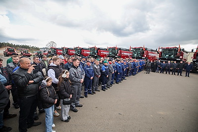 Техника к жатве: хозяйства Минской области получили 100 новых комбайнов