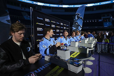 \"Наши болельщики - лучшие\". Хоккейное \"Динамо\" закрыло сезон в \"Минск-Арене\"