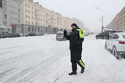 Увеличено количество экипажей, выведена крупногабаритная техника. Как работает ГАИ Минской области в условиях непогоды