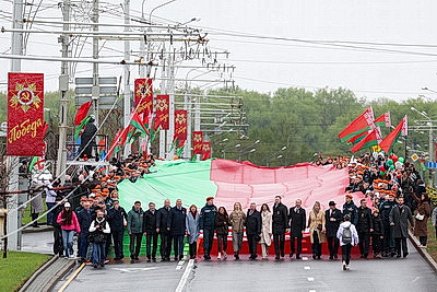 Шествие с самым большим флагом Беларуси стартовало от стелы \"Минск - город-герой\"
